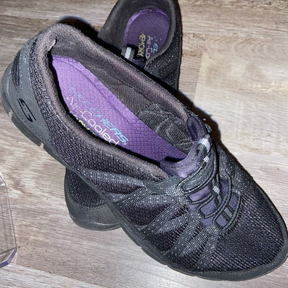Skechers Shoes - WOMEN'S Skechers size 7.5 black
(K)
